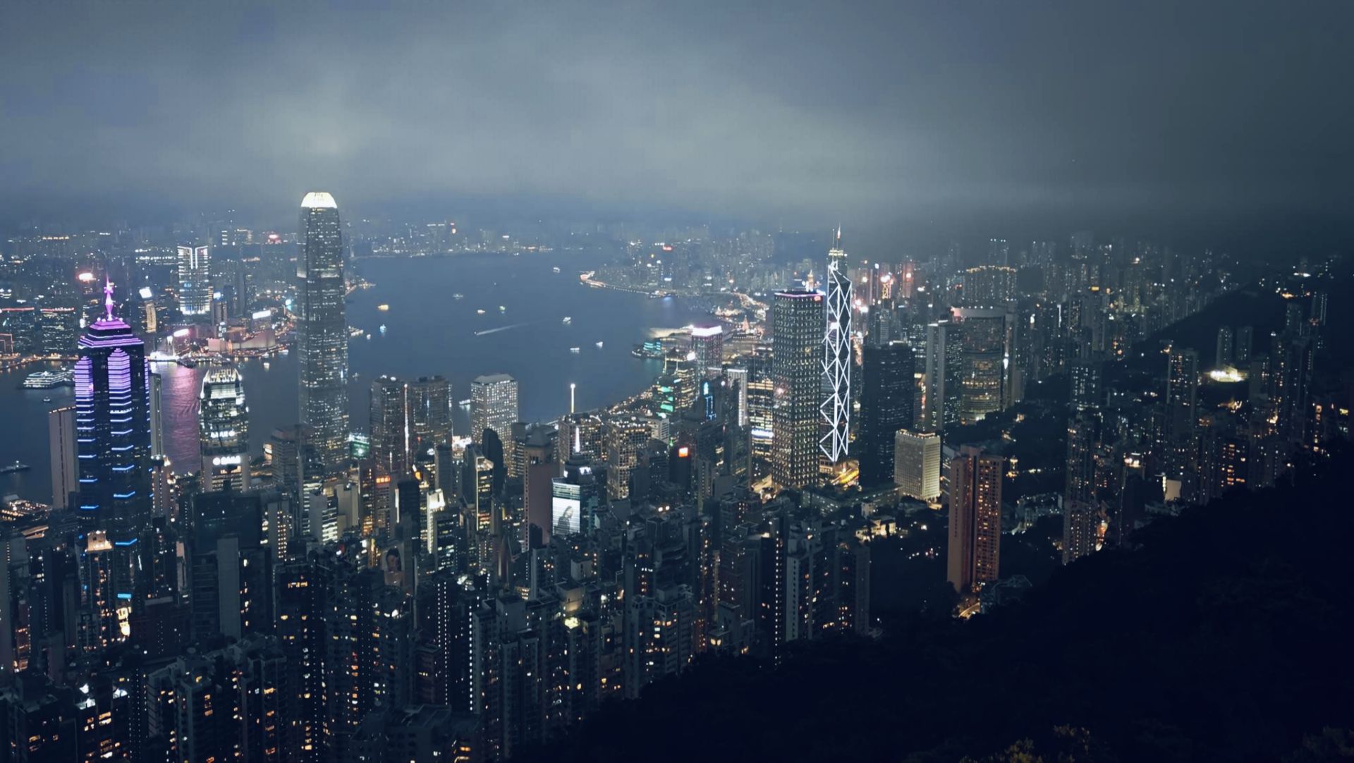 在香港太平山顶俯瞰维多利亚港的夜景